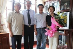 Phó Thủ tướng Nguyễn Thiện Nhân và gia đình giáo sư Ngô Bảo Châu. (Nguồn: Chinhphu.vn)