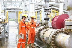 Công nhân kiểm tra hệ thống đường ống dẫn khí ở nhà máy chế biến khí Nam Côn Sơn. (Ảnh: Hà Thái/TTXVN)