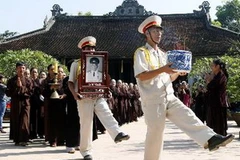 Người dân tại thành phố Thái Nguyên, tỉnh Thái Nguyên lập bàn thờ tại chùa Thịnh Đán để tưởng nhớ Đại tướng Võ Nguyên Giáp. (Ảnh: Thu Hằng/TTXVN)