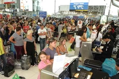 Hành khách xếp hàng đợi làm thủ tục cân, gửi hành lý ở sân bay Suvarnabhumi. (Nguồn: bangkokpost.com)