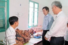 Đoàn công tác của Bộ Y tế thăm các sản phụ có trẻ sơ sinh bị tử vong hiện đang điều trị tại Bệnh viên đa khoa huyện Hướng Hóa. (Ảnh: Hồ Cầu/TTXVN)