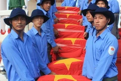 Kiên Giang an táng hài cốt liệt sỹ quân tình nguyện Việt Nam hy sinh tại chiến trường Campuchia. (Ảnh: Lê Sen/TTXVN)