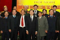 Chủ tịch nước Trương Tấn Sang với các đại biểu dự Hội nghị triển khai công tác năm 2012 của ngành kiểm sát. (Ảnh: Nguyễn Khang/TTXVN)