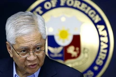 Ngoại trưởng Philippines Albert Del Rosario phát biểu tại cuộc họp báo ở Philippines sau khi trở về từ Diễn đàn khu vực ASEAN ở Campuchia, ngày 13/7. (Nguồn: AP)