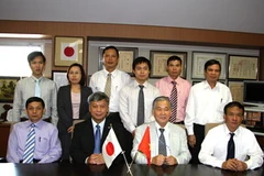 Thứ trưởng Bộ Khoa học và Công nghệ (ngồi thứ 2 từ trái sang) chụp ảnh lưu niệm với Giám đốc Công ty ABI. (Ảnh: Thanh Tùng/Vietnam+)