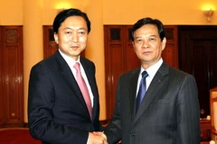 Thủ tướng Nguyễn Tấn Dũng tiếp cựu Thủ tướng Nhật Bản Yukio Hatoyama. (Ảnh: Đức Tám/TTXVN)