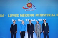 Bộ trưởng Ngoại giao Hoa Kỳ Hillary Clinton và các Bộ trưởng Ngoại giao các nước Tiểu vùng Mekong chụp ảnh chung. (Ảnh: Nhan Sáng/TTXVN)