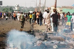Người dân tụ tập tại một địa điểm bị đánh bom ở Kaduna, Nigeria. (Nguồn: AFP)
