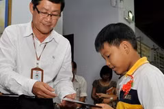 Trao tặng học bổng “Đồng hành cùng người bán báo” 