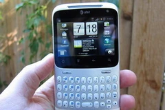 HTC Status với nút Facebook tích hợp giúp cho teen dễ dàng sử dụng dịch vụ mạng xã hội phổ biến. (Nguồn: Internet) 