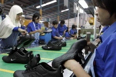 Công nhân làm việc trong nhà máy giày Nike ở Indonesia. (Nguồn: Reuters)