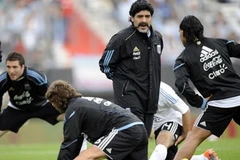 Huấn luyện viên Maradona (giữa) gặp khó khăn trong việc đưa ra đội hình chính của tuyển Argentina. (Nguồn: Getty Images)