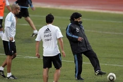 Thầy trò Maradona đã chuẩn bị cho loạt "đấu súng" cân não với tuyển Đức. (Nguồn: Reuters)