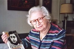 Miep Gies và cuốn Nhật ký Anne Frank. (Ảnh: TT&VH)