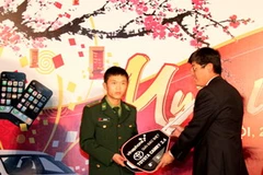 Đại diện VinaPhone trao giải đặc biệt - xe ôtô Camry 2.4 cho khách hàng may mắn của chương trình "Nạp thẻ may mắn." (Nguồn: VinaPhone)