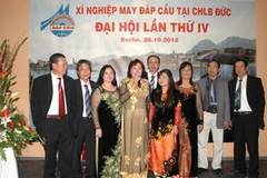 Ban chấp hành Hội Xí nghiệp may Đáp Cầu tại Đức. (Nguồn: Phân xã Berlin)