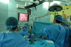 Các bác sỹ bệnh viện Nhi đồng 2 thực hiện ca ghép thận. (Nguồn: báo Thanh Niên/Bệnh viện Nhi Đồng 2)
