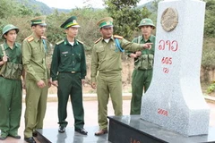 Lực lượng vũ trang hai nước phối hợp bảo vệ cột mốc biên giới Việt-Lào. (Ảnh: Anh Tôn/TTXVN)