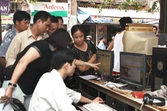 Thanh tra Sở Thông tin và Truyền thông Hà Nội tiến hành kiểm tra các đại lý Internet. (Ảnh: Minh Tú/TTXVN)