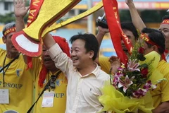 Chủ tịch Đỗ Quang Hiển ăn mừng chức vô địch V-League 2010 của Hà Nội.T&T. (Nguồn: TT&VH)