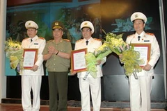 Đại tướng Lê Hồng Anh trao Quyết định của Thủ tướng Chính phủ bổ nhiệm chức vụ Thứ trưởng Bộ Công an. (Nguồn: báo Công an Nhân dân)