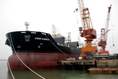 Tàu 53.000T-HL14 mang tênAnne Kjersti tại cầu tàu của Công ty đóng tàu Hạ Long. (Nguồn: baoquangninh.com.vn)