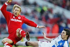 Mendieta (áo đỏ) đã không thể "đứng dậy" sau khi rời Valencia. (Ảnh: TT&VH)