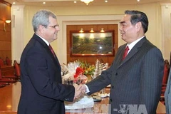 Thường trực Ban Bí thư Lê Hồng Anh tiếp Thư ký Hội đồng Nhà nước Cuba Homero Acosta Alvarez. (Ảnh: An Đăng/TTXVN)