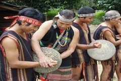 Già làng truyền dạy cồng chiêng cho lớp trẻ ở Đam Rông, Lâm Đồng. (Nguồn: mangdulichvietnam.vn)