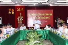 Phó Thủ tướng Nguyễn Thiện Nhân làm việc với Ban lãnh đạo nhà trường. (Ảnh: Minh Quyết/TTXVN)