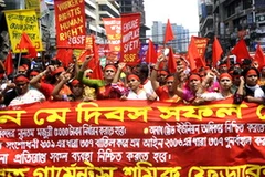 Tuần hành nhân Ngày Quốc tế Lao động 1-5 ở Bangladesh. (Ảnh: AFP/TTXVN)