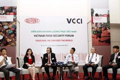 Các diễn giả thảo luận tại diễn đàn. (Ảnh: Hoàng Hải/TTXVN)