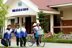 Trẻ em Làng SOS Thanh Hóa từ trường trở về nhà sau giờ học. (Ảnh: Dương Ngọc/TTXVN) 