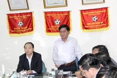 Cuộc họp khẩn cấp về vụ cháy nổ xảy ra tại công ty Hợp Thành sáng nay. (Ảnh: Lê Sơn/Vietnam+) 