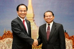 Bí thư, Đô trưởng Vientiane Soukan Mahalath (phải) đón tiếp Phó Chủ tịch Ủy ban Nhân dân Thành phố Hồ Chí Minh Lê Mạnh Hà. (Ảnh: Hoàng Chương/Vietnam+)