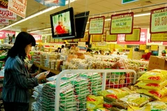 Khách hàng chọn mua hàng trong hệ thống Co.opMart, Thành phố Hồ Chí Minh. (Ảnh: Kim Phương/TTXVN)