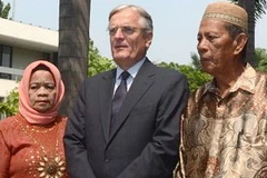 Đại sứ Hà Lan ở Indonesia Tjeerd de Zwaan (giữa) thay mặt Chính phủ Hà Lan xin lỗi các nạn nhân và gia đình nạn nhân các vụ thảm sát 1945-1949. (Nguồn: AFP)