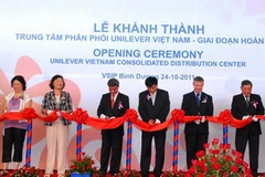 Cắt băng khánh thành Trung tâm phân phối giai đoạn hoàn tất của Unilever Việt Nam. (Ảnh: H.Minh/Vietnam+)