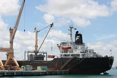 Bốc xếp hàng hóa ở Cảng quốc tế Gemadept, Khu kinh tế Dung Quất. (Nguồn: TTXVN)