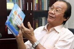 Tiến sỹ Trần Công Trục giới thiệu cuốn sách ’’Dấu ấn Việt Nam ở Biển Đông.’’ (Ảnh: Trọng Đức/TTXVN)