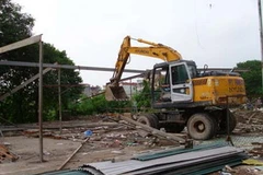 Cưỡng chế giải tỏa các trường hợp vi phạm trật tự xây dựng khu vực ven sông Tô Lịch thuộc địa bàn xã Thanh Liệt, huyện Thanh Trì. (Nguồn: báo Hà Nội Mới)