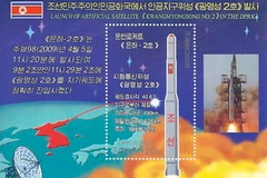 Hình ảnh vụ phóng vệ tính Kwangmyongsong-2 trên tem bưu chính của Triều Tiên. (Nguồn; Internet)