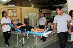 Một khách nuớc ngoài được đưa tới bệnh viện ở Phuket (Nguồn: AFP)