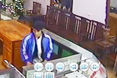 Hung thủ cướp tiệm vàng Vững Bắc bị camera của tiệm vàng ghi hình lại. (Nguồn: Chụp lại từ videoclip) 