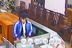 Hung thủ cướp tiệm vàng Vững Bắc bị camera của tiệm vàng ghi hình lại. (Nguồn: Chụp lại từ videoclip) 