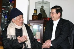 Chủ tịch nước Nguyễn Minh Triết thăm, chúc Tết nguyên Tổng Bí thư Đỗ Mười. (Ảnh: Nguyễn Khang/TTXVN)