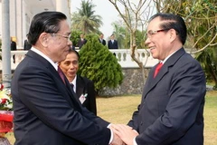 Tổng bí thư, Chủ tịch nước Lào Choummaly Sayasone đón Tổng Bí thư Nông Đức Mạnh. (Ảnh: Đinh Xuân Tuân/TTXVN) 