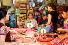 Mua bán thịt lợn tại chợ Hôm-Đức Viên. (Ảnh: Trần Việt/TTXVN)