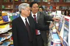 Chủ tịch Quốc hội Nguyễn Phú Trọng thăm nhà sách Sự thật (Nhà xuất bản Chính trị Quốc gia). (Ảnh: Trí Dũng/TTXVN) 