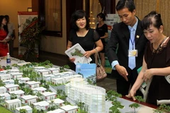 Các đại biểu tham quan các mô hình dự án bất động sản tại Hà Nội. (Ảnh: Hoàng Lâm/TTXVN)